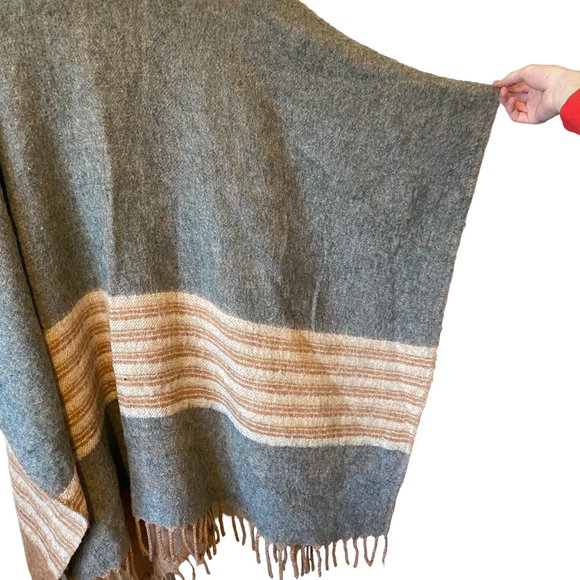 Vintage Monteza's Alpaca Cape Poncho Shawl Wrap Wooden Button At Neckline Sz Med - Picture 5 of 16